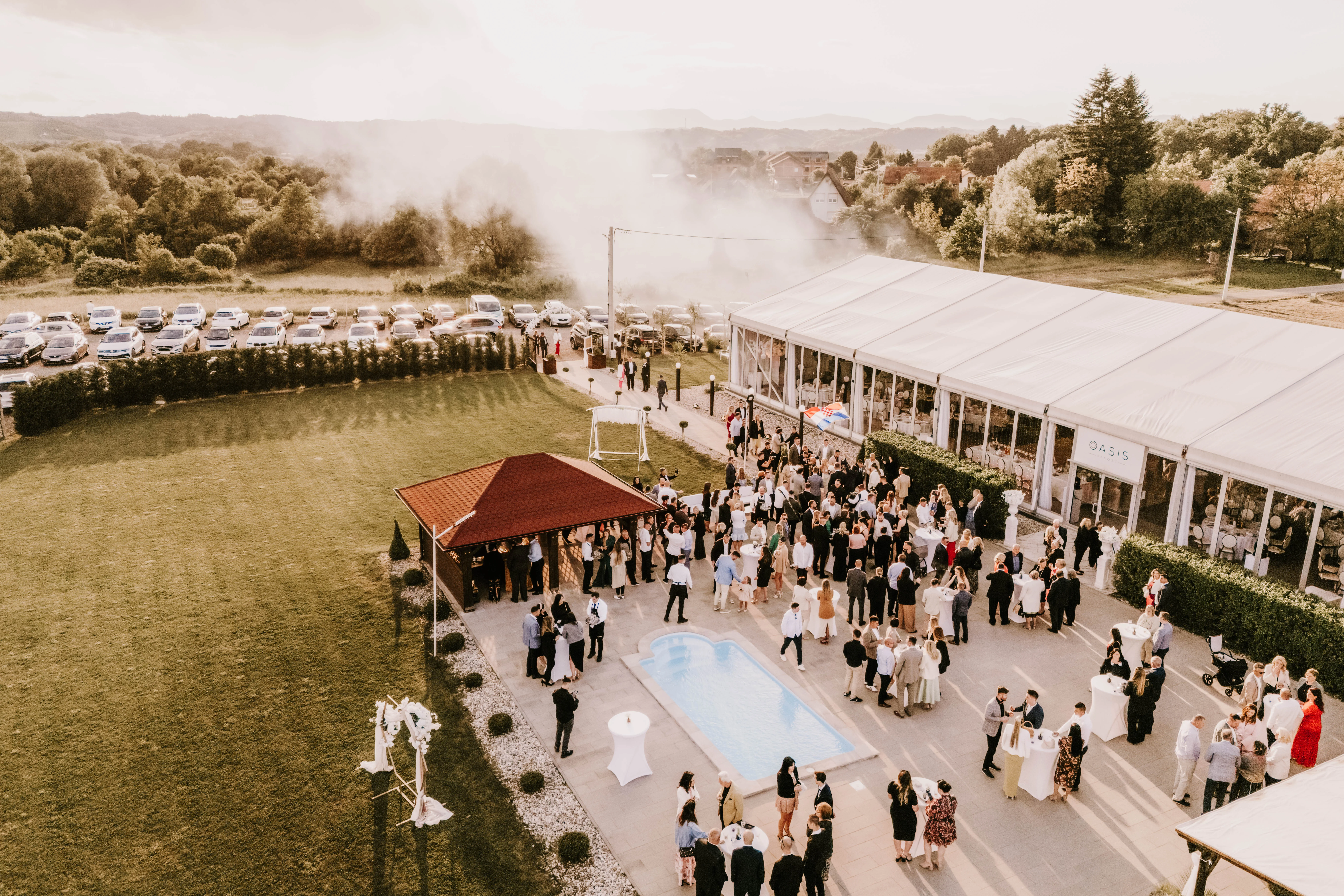 Pogled iz zraka na Oasis Resort i svadbenu proslavu